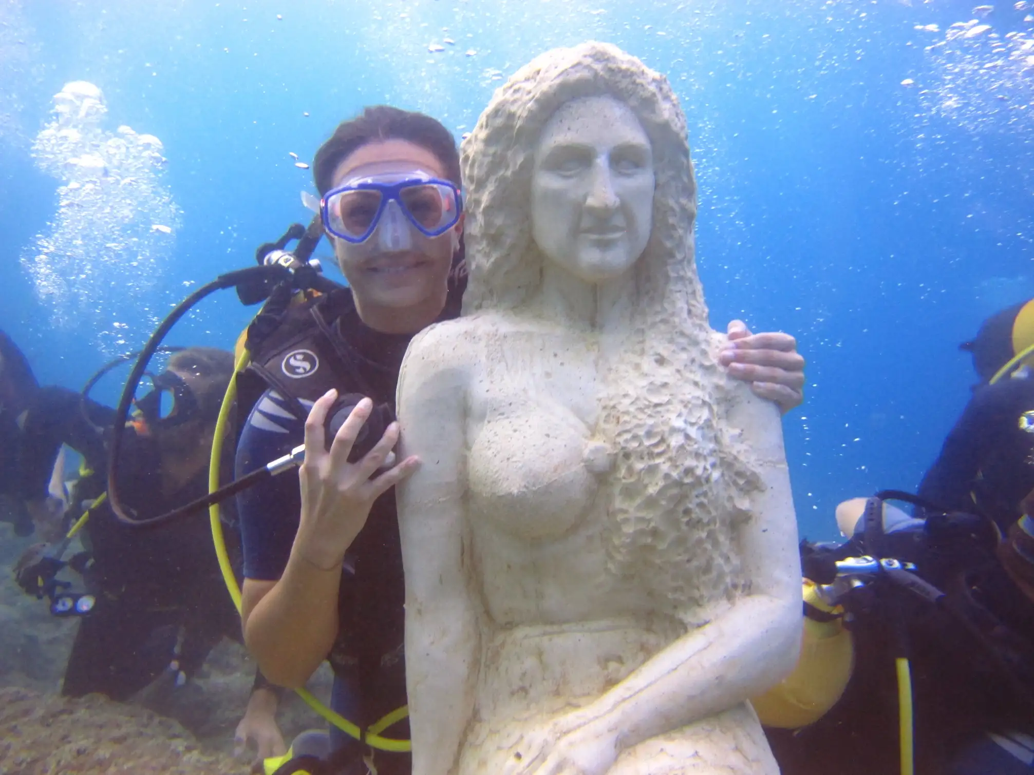 side under water muesum scuba diving
